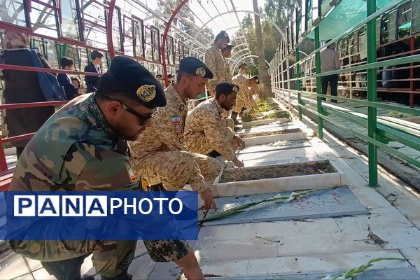 گل‌های سپاس بر مزار قهرمانان شیراز