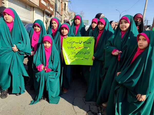 مردم غیور ملارد با حضور پرشور خود در راهپیمایی ۲۲ بهمن، ثابت کردند که همچنان پای انقلاب اسلامی ایستاده‌اند.