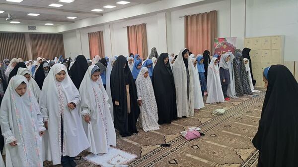 آغاز سال تحصیلی با طنین گلبانگ توحید در دبستان دخترانه ام‌البنین یزد
