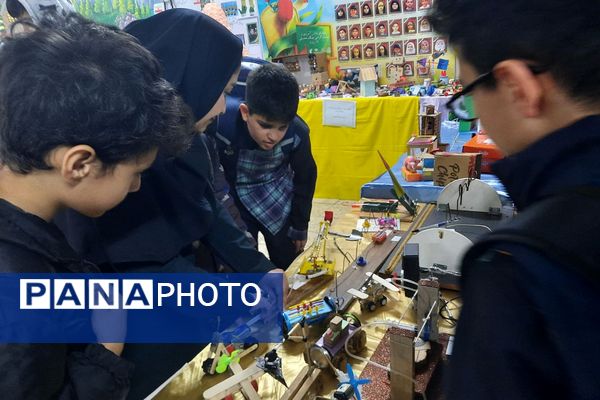 برپایی نمایشگاه دستاوردهای خلاقانه و نقاشی همگانی در دبستان شهید چمران ناحیه دو شهرری 