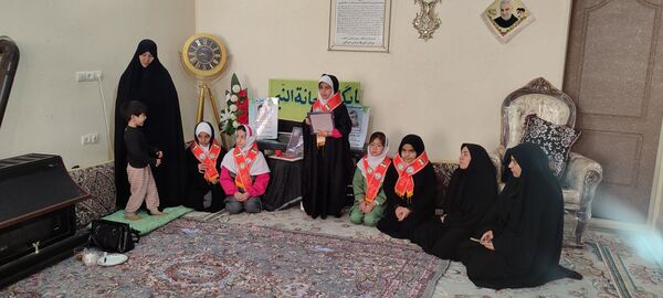 دیدار دانش‌آموزان دبستان فرهنگیان با خانواده شهید غلامرضا رحمتی