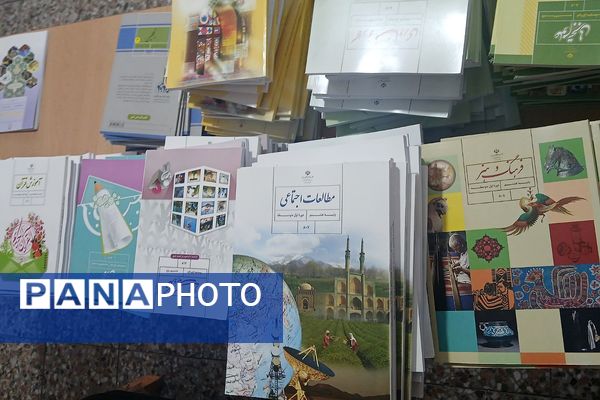 دبیرستان دخترانه بعثت۲ شهرک وایین در تدارک پروژه مهر با توزیع کتاب و لباس فرم