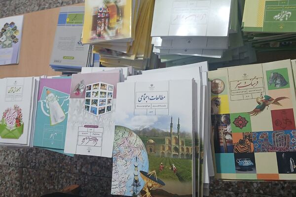 دبیرستان دخترانه بعثت۲ شهرک وایین در تدارک پروژه مهر با توزیع کتاب و لباس فرم