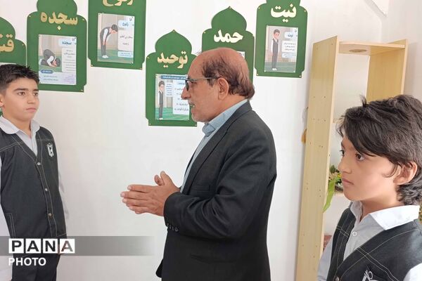محفل انس با قرآن و برپایی نماز جماعت در مدرسه ابتدایی ایمان بجنورد