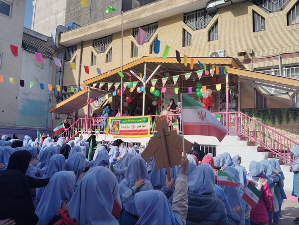 حال و هوای جشن ۲۲ بهمن در دبستان بهاردانش