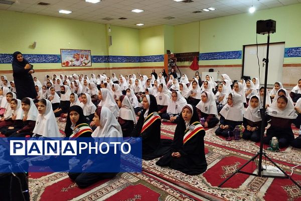 افتتاح کتاب «از ایرانمان دفاع کنیم» در دبستان ۲۲ بهمن با حضور مادر شهید عرشیان افشارمند