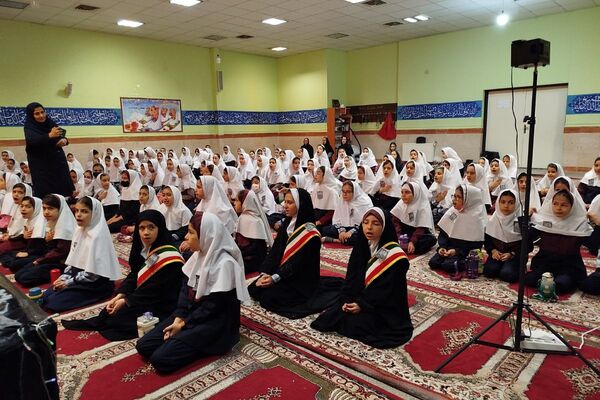 افتتاح کتاب «از ایرانمان دفاع کنیم» در دبستان ۲۲ بهمن با حضور مادر شهید عرشیان افشارمند