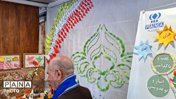 بازدید مربیان از غرفه خلاقیت دانش‌آموزی دبستان آرمینه مصلی نژاد ناحیه شش