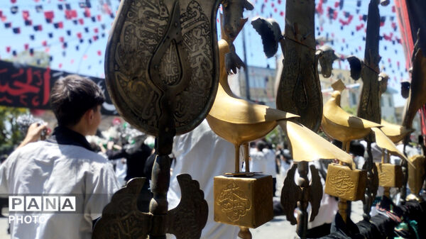 طنین نوای «یا حسین(ع)» با حرکت دسته‌های عزاداری سرابی در تویسرکان