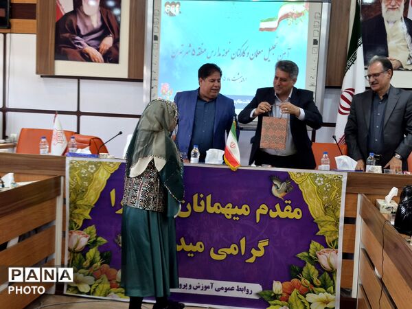 معلمان نمونه در قاب افتخار آموزش و پرورش منطقه ۵