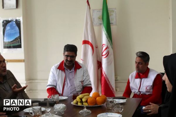 دیدار مدیر آموزش و پرورش ناحیه یک با رئیس جمعیت هلال‌احمر در هفته هلال‌احمر