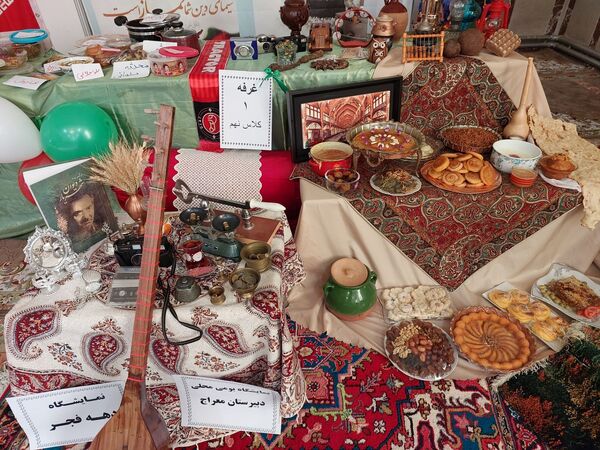 جشنواره غذا به‌مناسبت دهه فجر در دبیرستان معراج 