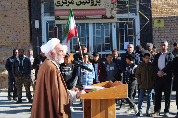 تمثال مبارک امام خمینی(ره) در شهر درق گلباران شد 