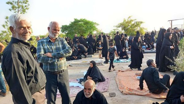 زیارت اهل قبور در غروب تاسوعای حسینی در روستای نقاب