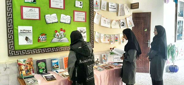گرامیداشت هفته کتاب و کتابخوانی در دبیرستان حاج مهدی روحانی شهرستان خلیل آباد 