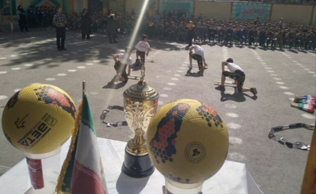 دانش‌آموزان دبیرستان سعدی در المپیاد ورزشی درون‌مدرسه‌ای، عزم و توان خود را به نمایش می‌گذارند