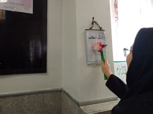 زنگ انقلاب در مدرسه بنت‌الهدی صدر با حضور مسئولین نواخته شد 