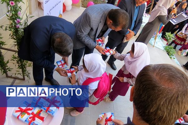 برگزاری جشن شکوفه‌های کلاس اولی‌ها در مدرسه دخترانه امام خمینی(ره) 