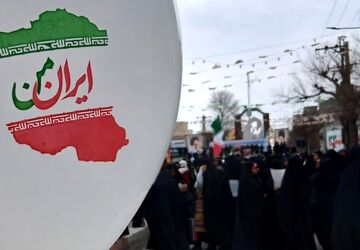 شور و حال وصف نشدنی دانش آموزان در جشن راهپیمایی ۲۲ بهمن الیگودرز 