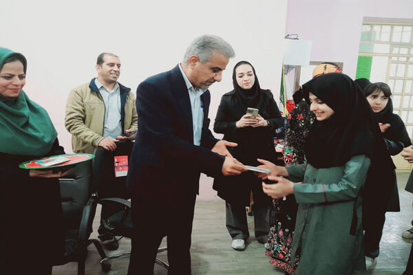 اجرای طرح مدرسه سبز ، انس با قرآن، اهدای کتاب به کتابخانه و تجلیل از فعالان دبیرستان رضوان شهرستان بوشهر