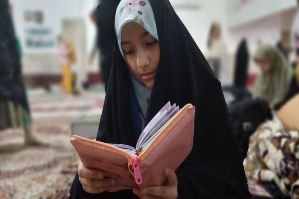 قرائت دعای ام داوود توسط معتکفین دختر 