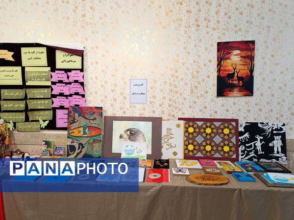 نمایشگاه هفته پژوهش در مدرسه پروین‌اعتصامی 