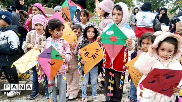 آسمانِ پارک فرهنگیان بناب زیر باران بادبادک‌های رنگی