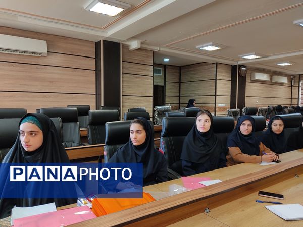 اهدای حکم دانش‌آموزان شورای دانش‌آموزی ناحیه 2