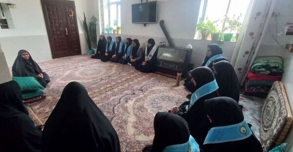 دیدار دانش آموزان آموزشگاه های شهید طاهری و عفاف شهر چنار با خانواده شهید شفیعی