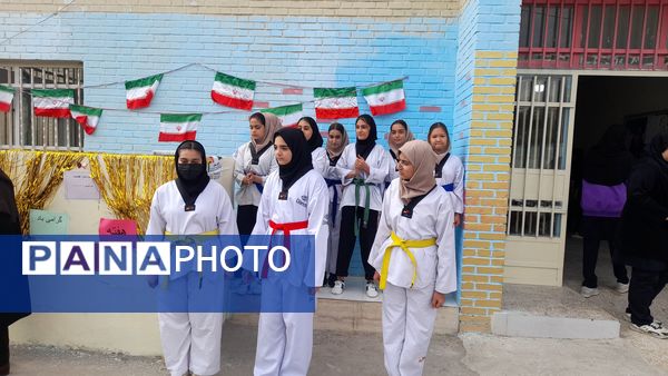 انجام حرکات ورزشی و نمادین به‌مناسبت هفته تربیت‌بدنی توسط ورزشکاران نوجوان اسلامشهر