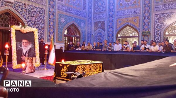 حضور پرشور مردم بر سر مزار رهبر شهید در رواق دارالذکر