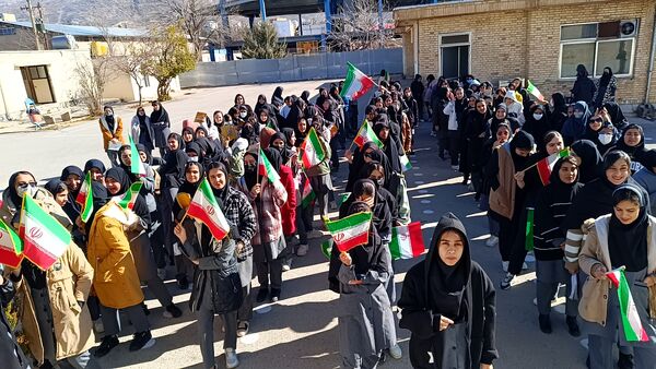  نواخته شدن زنگ انقلاب در مدرسه نمونه الزهرا  یاسوج