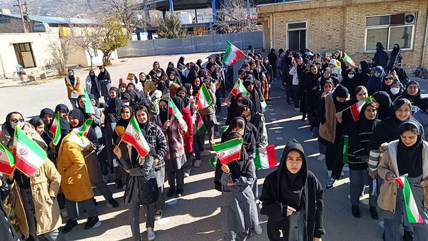  نواخته شدن زنگ انقلاب در مدرسه نمونه الزهرا  یاسوج