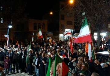 پرچمی که با دل‌ها برافراشته می‌ماند