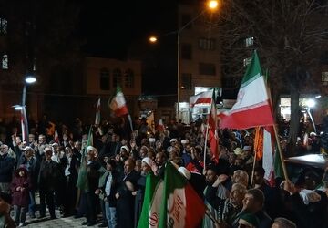 پرچمی که با دل‌ها برافراشته می‌ماند
