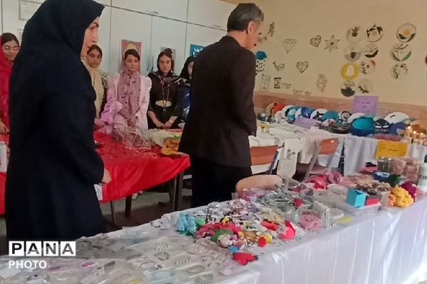 نمایشگاه کار و فناوری در دبیرستان نشاط بهارستان‌دو