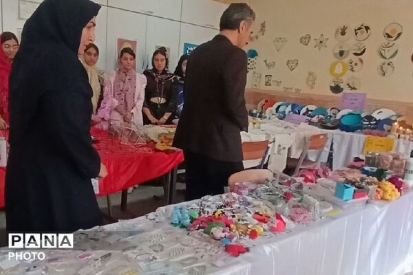 نمایشگاه کار و فناوری در دبیرستان نشاط بهارستان‌دو