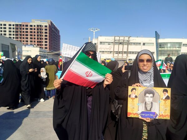 خروش ۱۳ آبان در مشهد؛ دانش‌آموزان، نماد ایستادگی