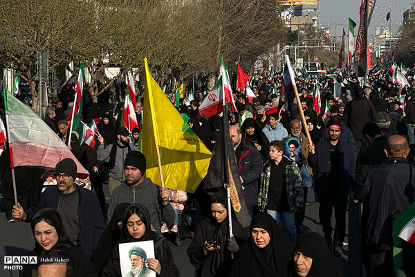 مراسم بیعت با سومین رهبر انقلاب در تهران - 1