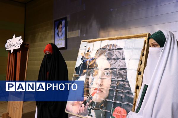 رونمایی از کتاب «وقتی که می‌رسند پسرها، یکی، یکی» در همایش «پدر مقاومت» به مناسبت هفته عفاف و حجاب