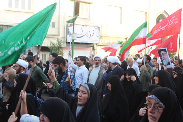 جلوه‌های حماسی از حضور نوجوانان قمی در مراسم تشییع شهدا 