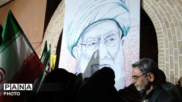 اثر انگشت هایی که قاب رهبر شهید را کامل کردند 