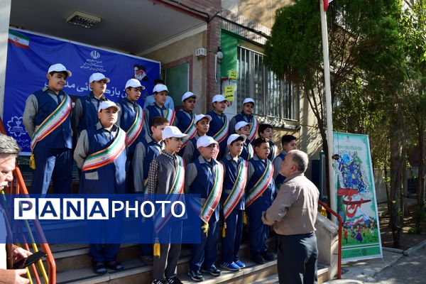 نواختن زنگ آغاز سال تحصیلی جدید در مدارس آموزش و پرورش منطقه 14 تهران