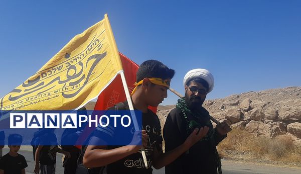  کاروان زائرین پیاده دانش‌آموزی در نیشابور