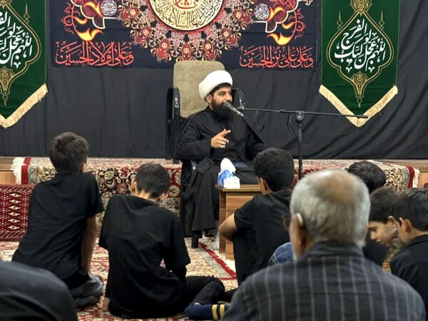جوانان کاشمری پرچم عزای حسینی را برافراشتند