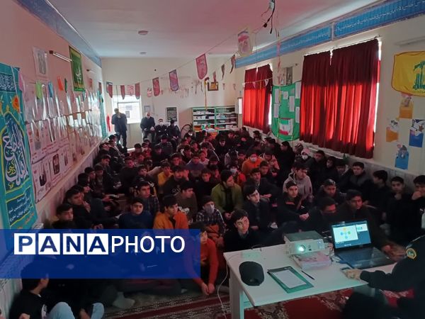 کارگاه آموزشی پیشگیری از آسیب‌های فضای مجازی در دبیرستان رجایی