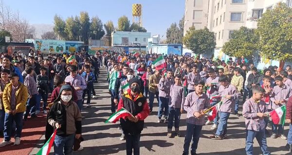  نواختن زنگ انقلاب در دبستان حضرت ابوالفضل(ع)2