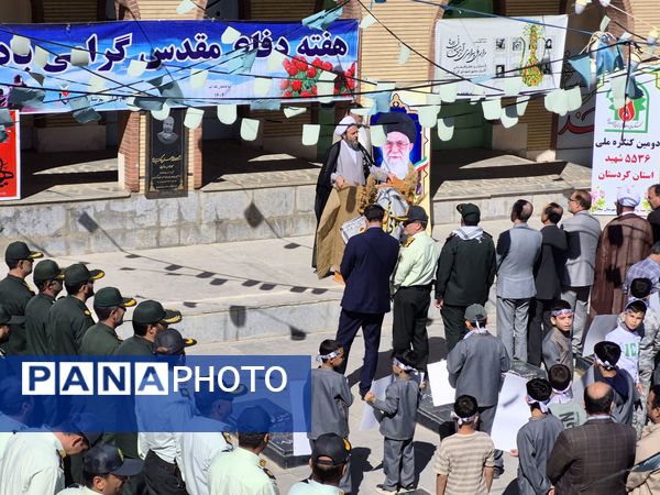 مراسم عطر افشانی گلزار شهدای بیجار در هفته دفاع مقدس