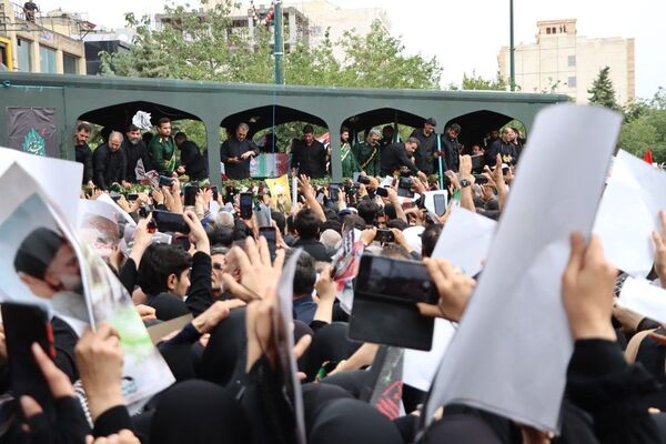 سیل خروشان زائران و مجاوران رضوی در مراسم تشییع پیکر شهدای خدمت