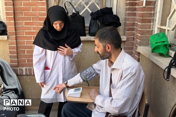 برپایی میز خدمت و ایستگاه پایش سلامتی توسط مراقبین سلامت مدارس